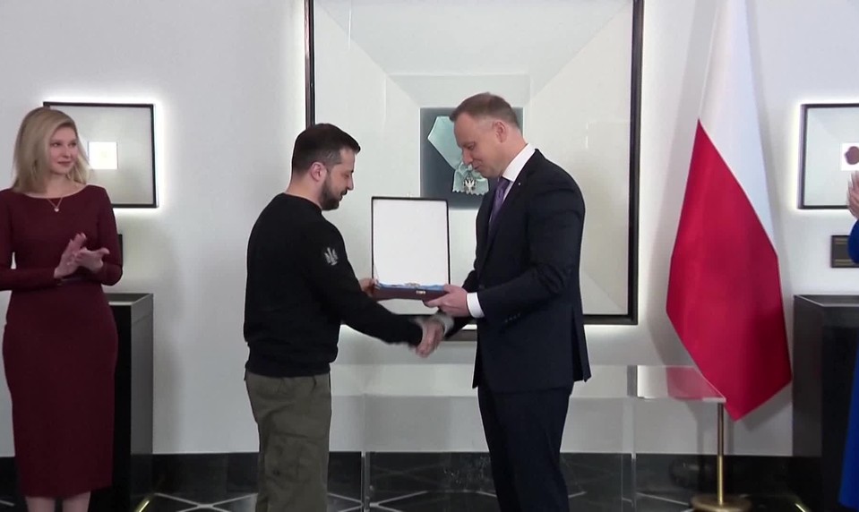 Poľský prezident odobral Zelenskému najvyššie poľské štátne vyznamenanie. Vzápätí prišli reakcie