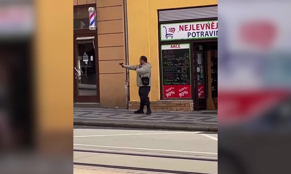 VIDEO: Muž sa v Prahe prechádzal s falošnou zbraňou a mieril na ľudí