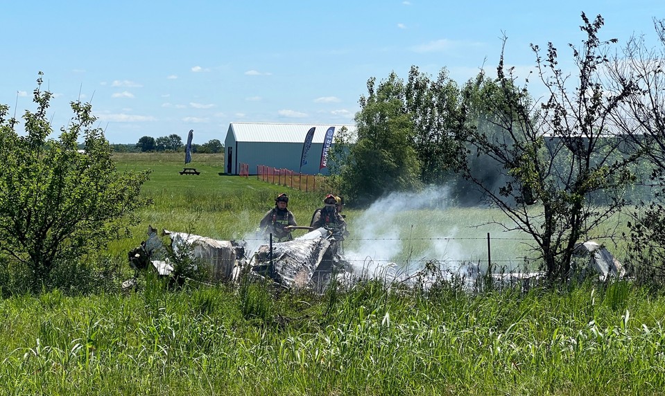 Pri páde lietadla s parašutistami zahynulo 12 ľudí. Haváriu sledovali rodiny obetí zo zeme