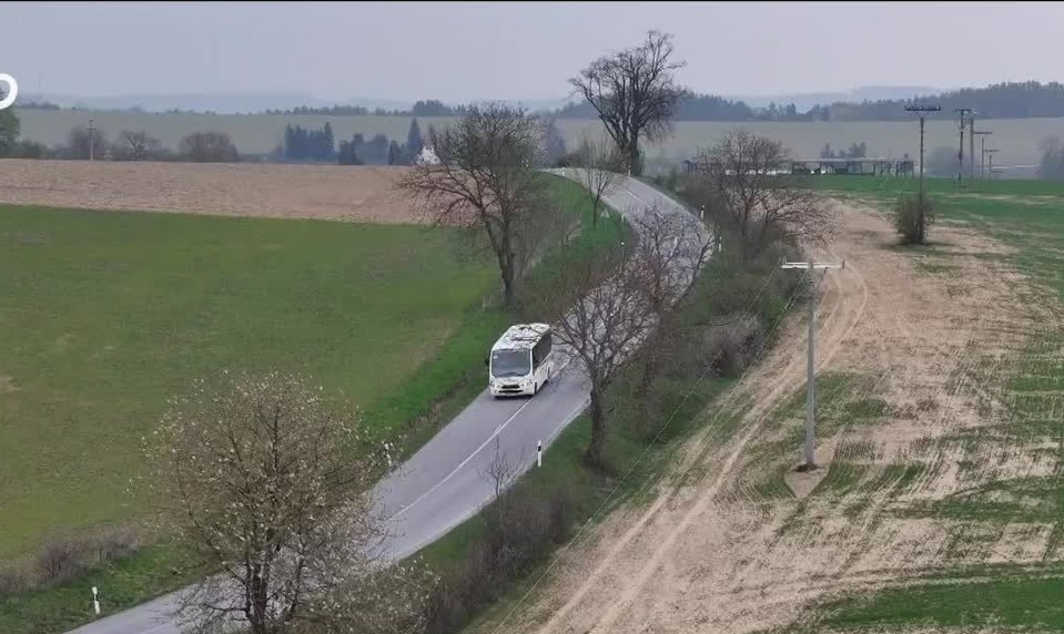 Obec Sedlice prevádzkuje vlastný autobus, za volantom je starosta