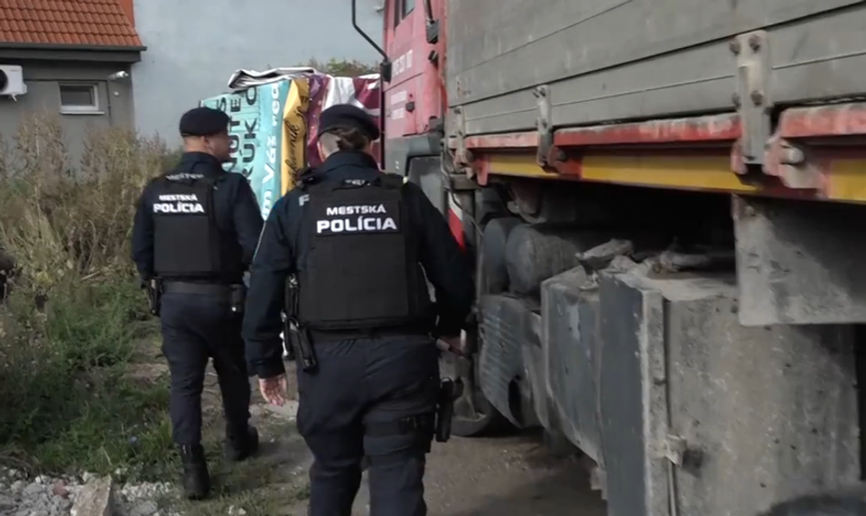 Trojicu pri krádeži nafty z auta prezradil zápach. Policajti ich prichytili priamo pri čine
