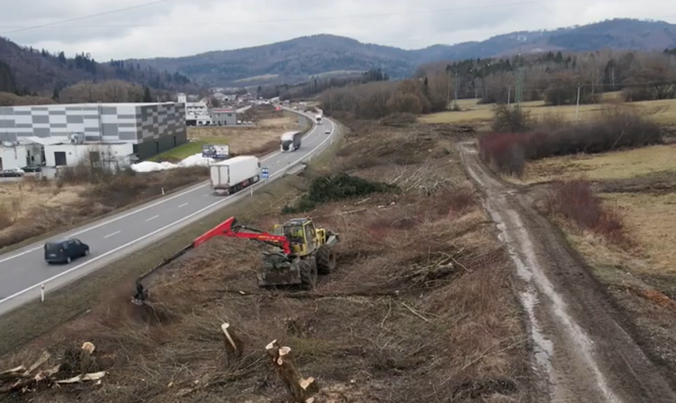 Výstavba diaľnice D3 začala. O vyrúbané drevo popri trase je záujem