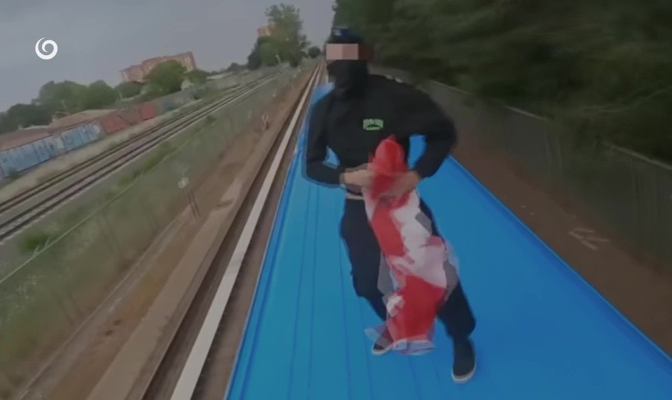 Mladíci sa prevážali na vagóne vlaku. Nebezpečný train surfing sa im mohol stať osudným
