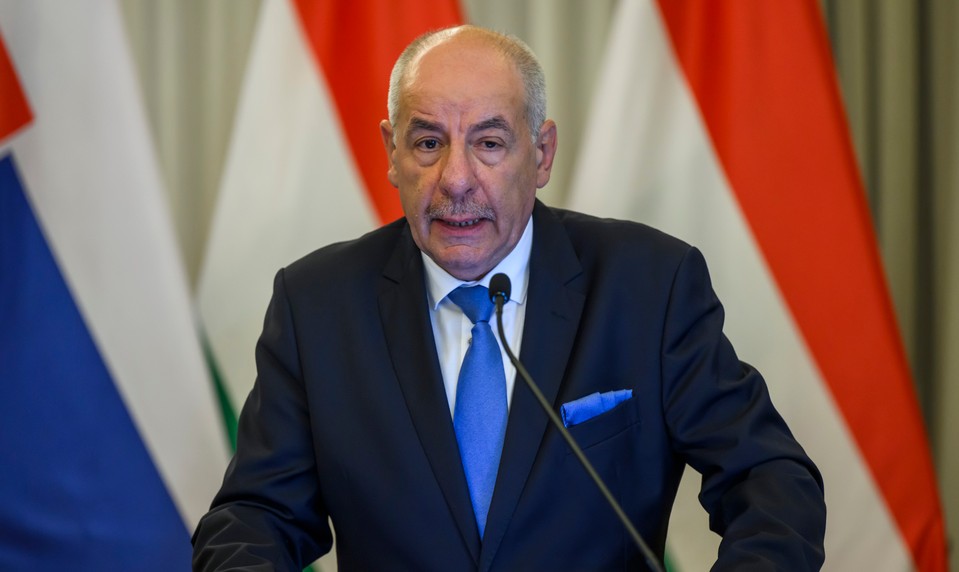 Premiér chce jeho koniec, prezident sa bráni. Maďarsko smeruje k ústavnej bitke