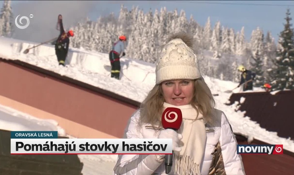 Pomáhajú stovky hasičov