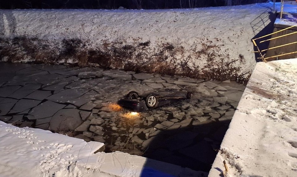 Nevytočil zákrutu a skončil v rieke. Šofér nemal šancu prežiť