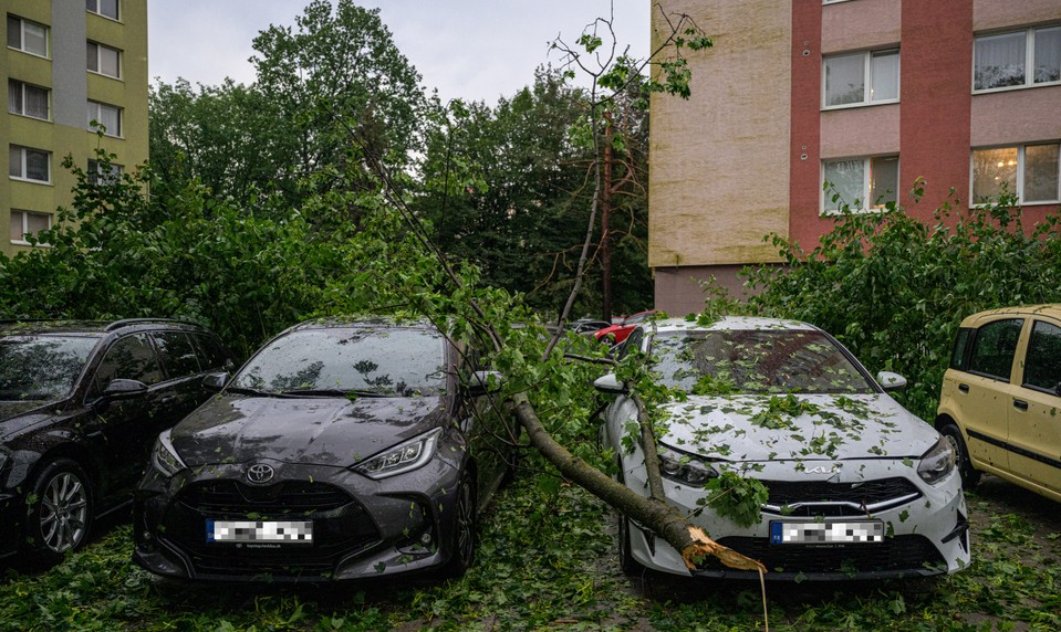 Odtrhnuté strechy a polámané stromy: Búrky napáchali škody naprieč celým Slovenskom