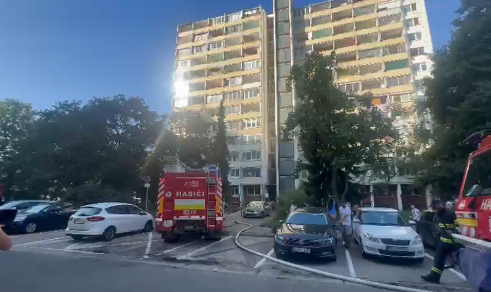 Požiar v Petržalke: Z bytového domu evakuovali obyvateľov