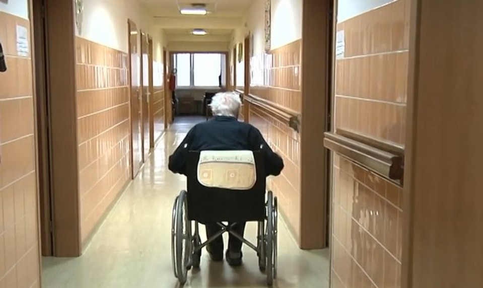 Muž sa vydával za mŕtvu matku, aby mohol čerpať jej dôchodok. Jej telo ukryl v skrini