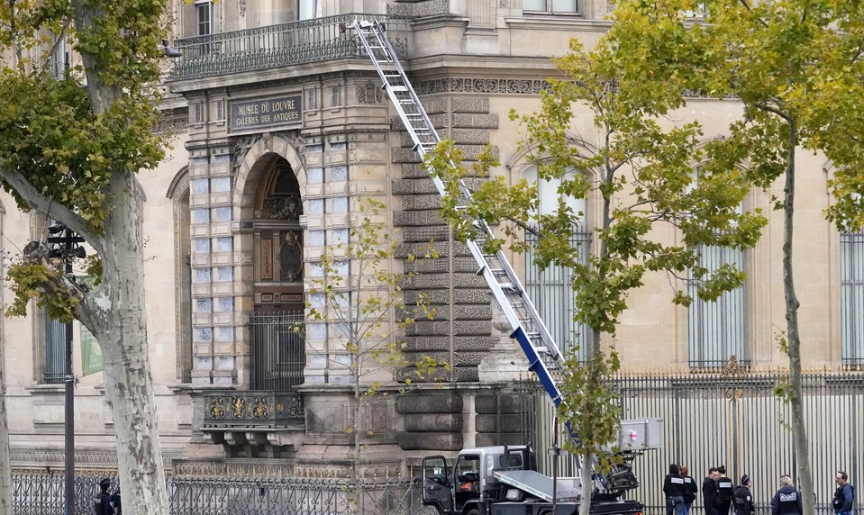 Veľká lúpež v Louvri. Polícia zadržala ďalších podozrivých z krádeže šperkov