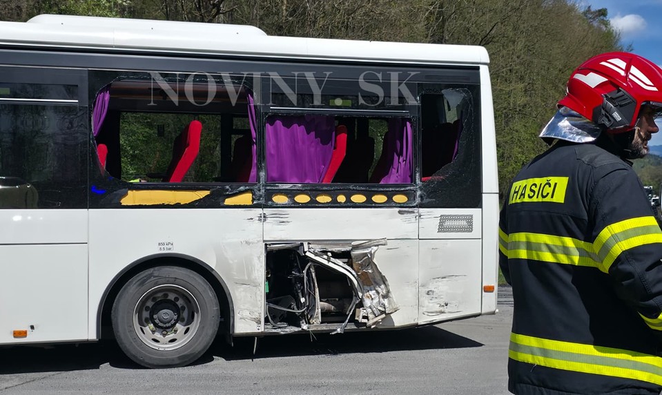 Nehoda na strednom Slovensku: Po zrážke autobusu s kamiónom zasahujú zložky