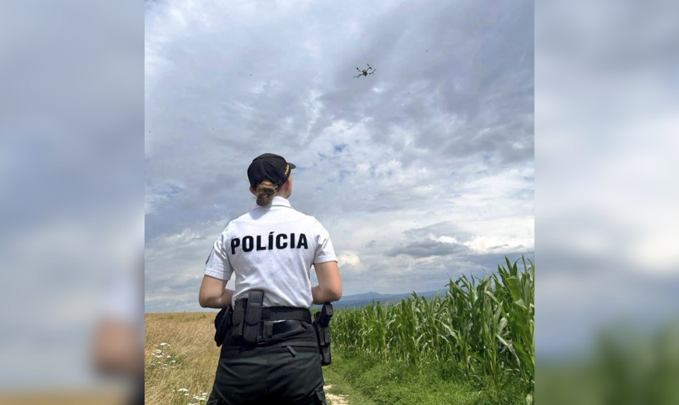 Polícia pátra po trojročnom chlapčekovi, ktorý sa stratil v poli pri Huncovciach
