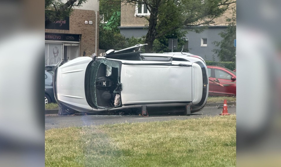 Vodiči sa zdržia: Trnavskú cestu v Bratislave zablokovalo prevrátené auto