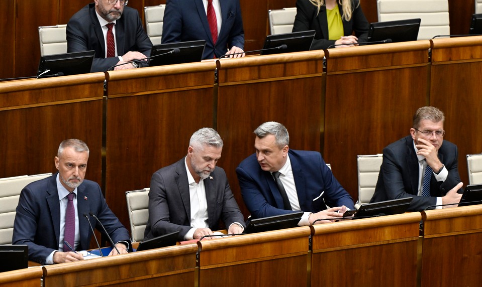 Poslanci NR SR schválili transformáciu ÚOO na nový úrad