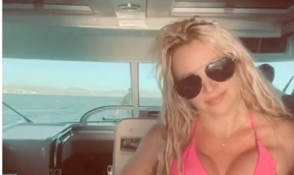 Bizár na letisku: Britney s detským nosičom, čo to v ňom nosí?!