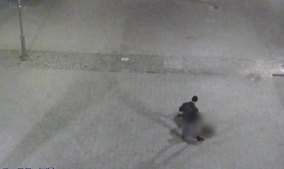 Agresor kopal do dverí obchodného domu. Na mieste nevyčíňal prvýkrát