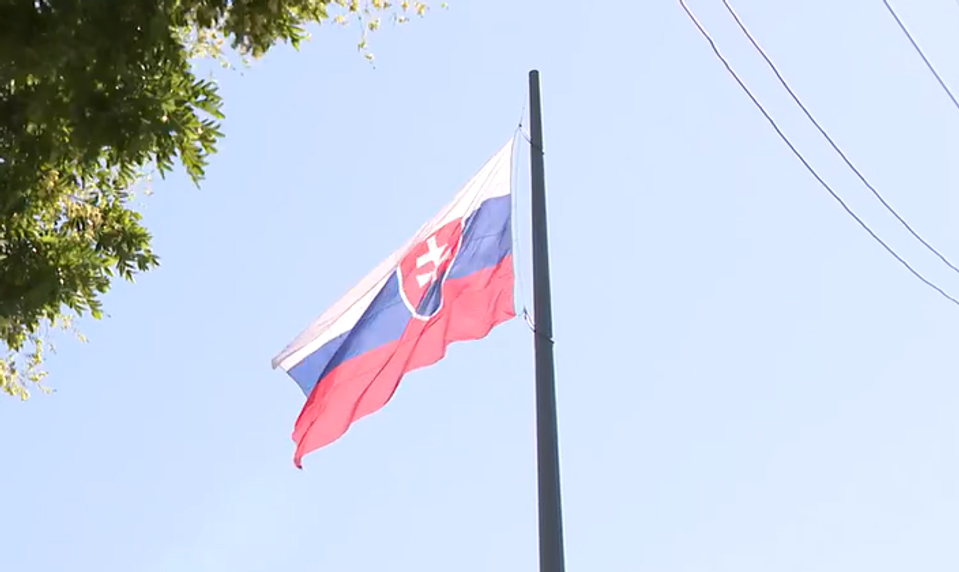 SNS chce navrhnúť ďalší pamätní deň. Pribudne "Deň štátnej vlajky" medzi sviatky?