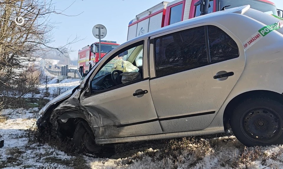 Riskantné predbiehanie na plnej čiare takmer skončilo tragédiou. Vodič z auta ušiel
