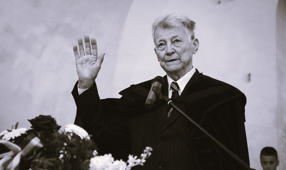 Rimavská Sobota sa rozlúčila s biskupom Gézom Erdélyim. Medzi hosťami bol aj maďarský premiér