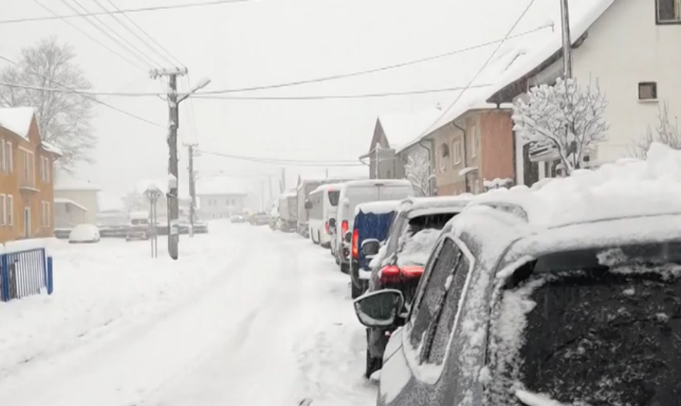 Zasnežené a zľadovatené cesty: Vodiči by mali jazdu prispôsobiť podmienkam