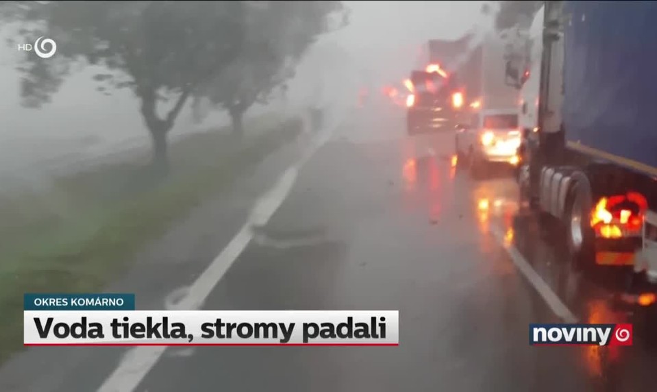 Voda tiekla, stromy padali