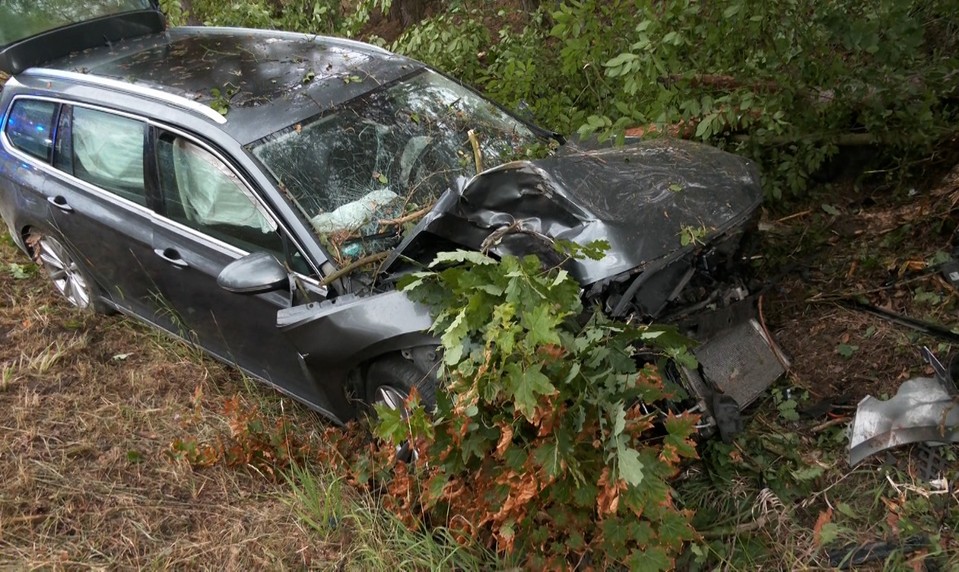 Auto so štvorčlennou rodinou narazilo do stromu. Päťročné dieťa prevážali vrtuľníkom