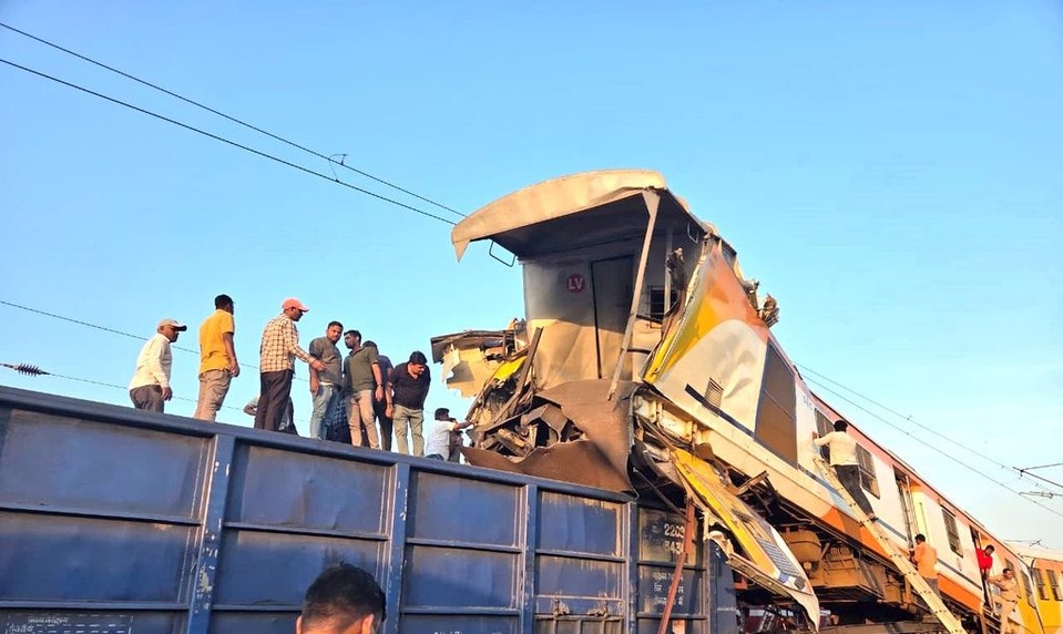 Pri zrážke vlakov v strednej Indii zomrelo najmenej osem ľudí, dvadsať sa zranilo