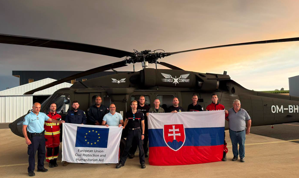 Slovenskí hasiči už stoja po boku francúzskych kolegov. Spoločne budú bojovať s požiarmi