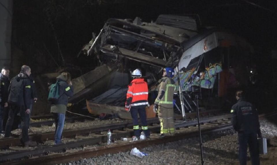 Vlak pri Barcelone narazil do zrúteného múru. Zraneniam podľahol jeden človek