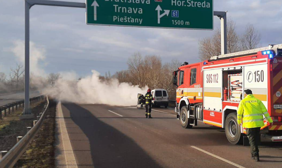 Na diaľnici D1 je z dôvodu požiaru auta obmedzená premávka