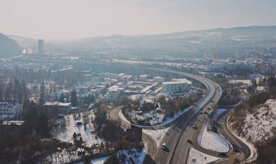 Husté sneženie paralyzovalo dopravu na viacerých horských priechodoch