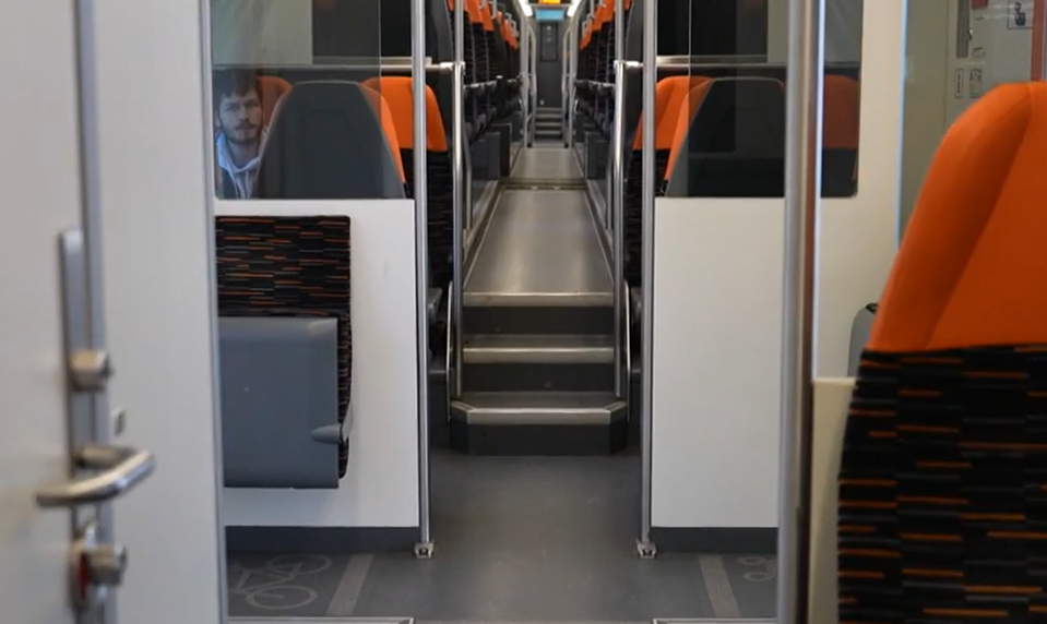 Vyhrážky, lúpež a útoky: Agresor terorizoval cestujúcich vo vlaku