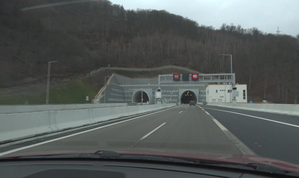 Hasiči zasahujú v tuneli Višňové. Zrazilo sa tam osobné auto s dodávkou