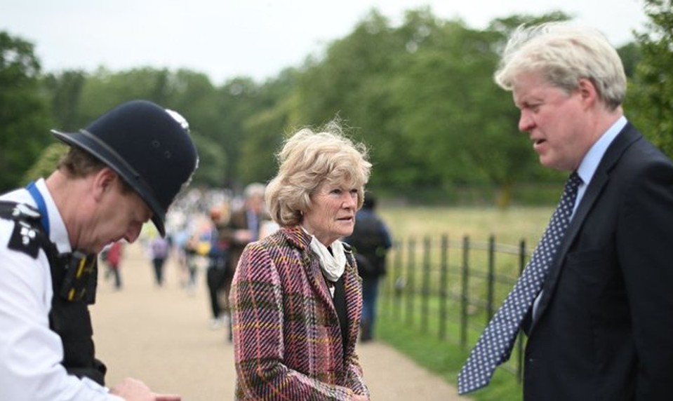 Sestra princeznej Diany utrpela vážne zranenia pri páde