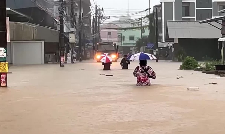 Počet obetí záplav v Thajsku vzrástol na 87. V krajine platí stav núdze