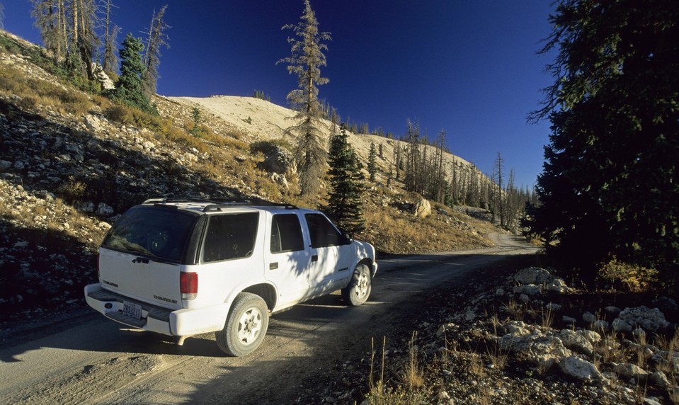 Jazdiť autom po poli a lese môžete aj bez vodičáku