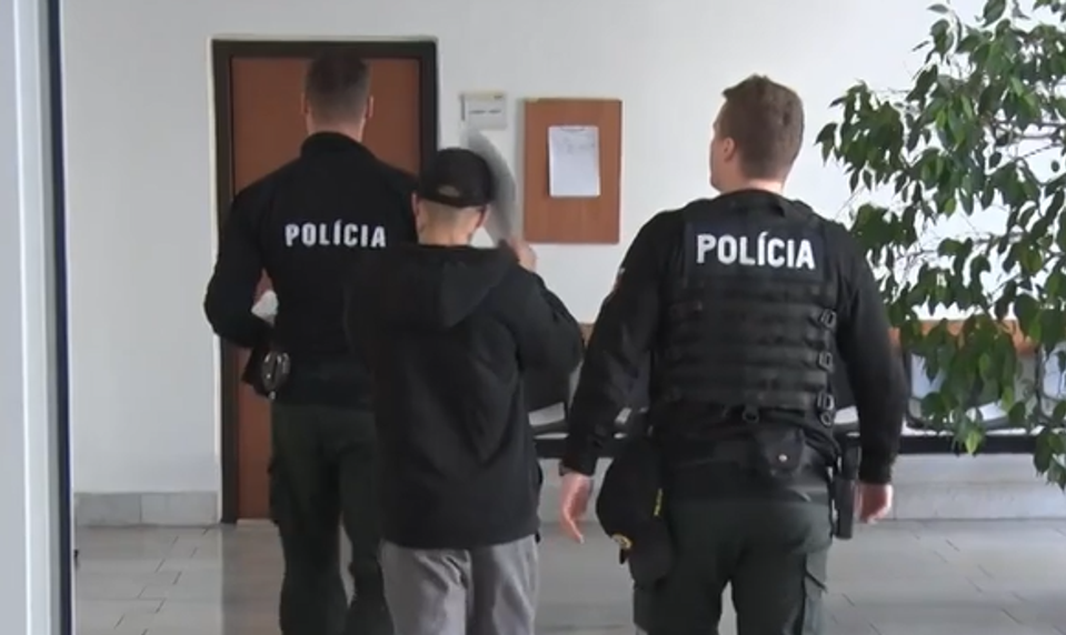 Zlodej sa vkradol spiacemu mužovi do bytu. Ukradol mu viacero vecí