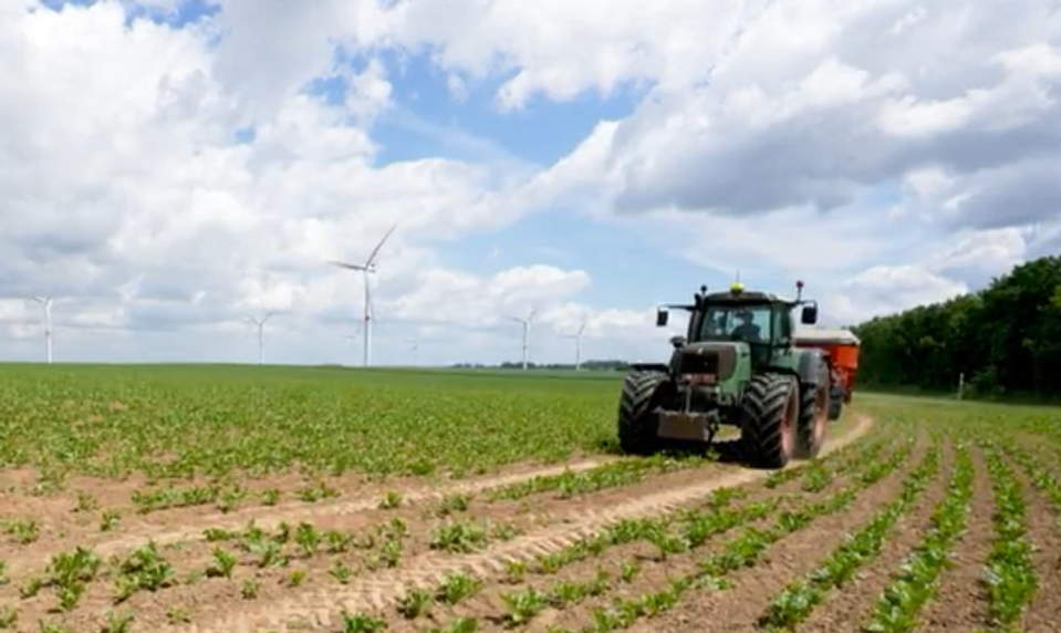 Traja členovia gréckej vlády odstúpili pre škandál s poľnodotáciami EÚ