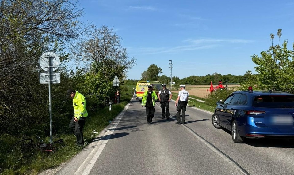 Úsek pri Čiernej Vode uzavreli. Na mieste sa zranil motorkár s cyklistom
