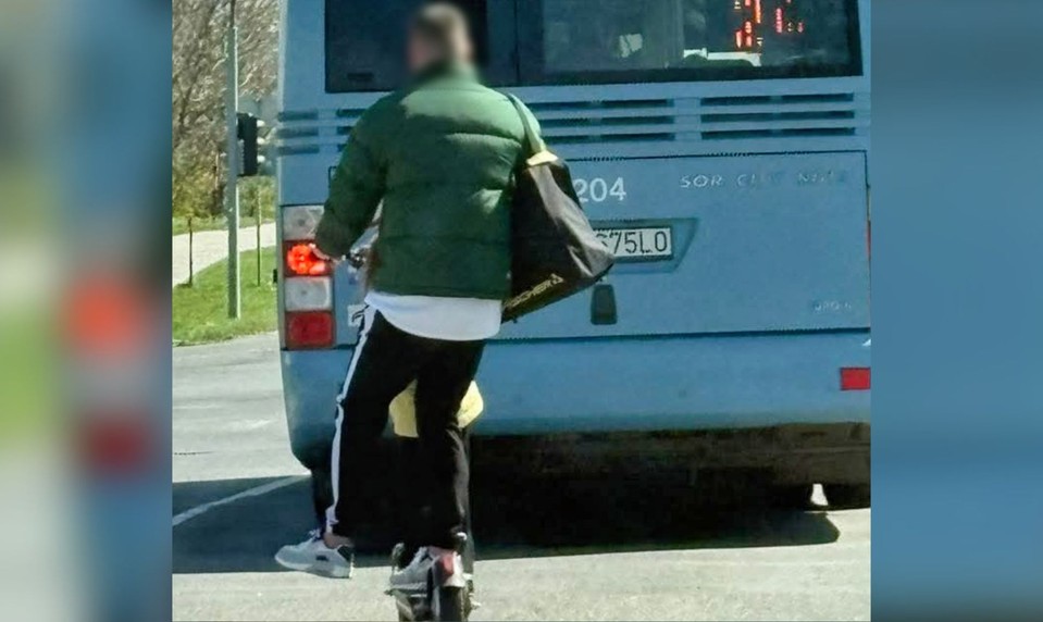 Jazda, ktorá mohla skončiť tragédiou. Opitý muž viezol dieťa na kolobežke