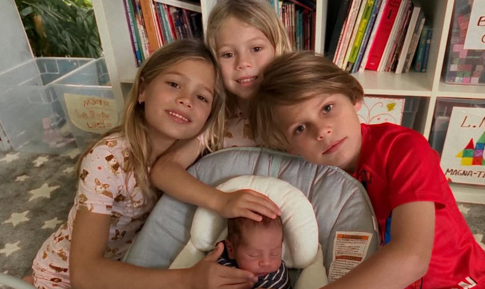 A je to vonku! Po troch mesiacoch napínania prezradil hviezdny pár meno aj pohlavie bábätka!