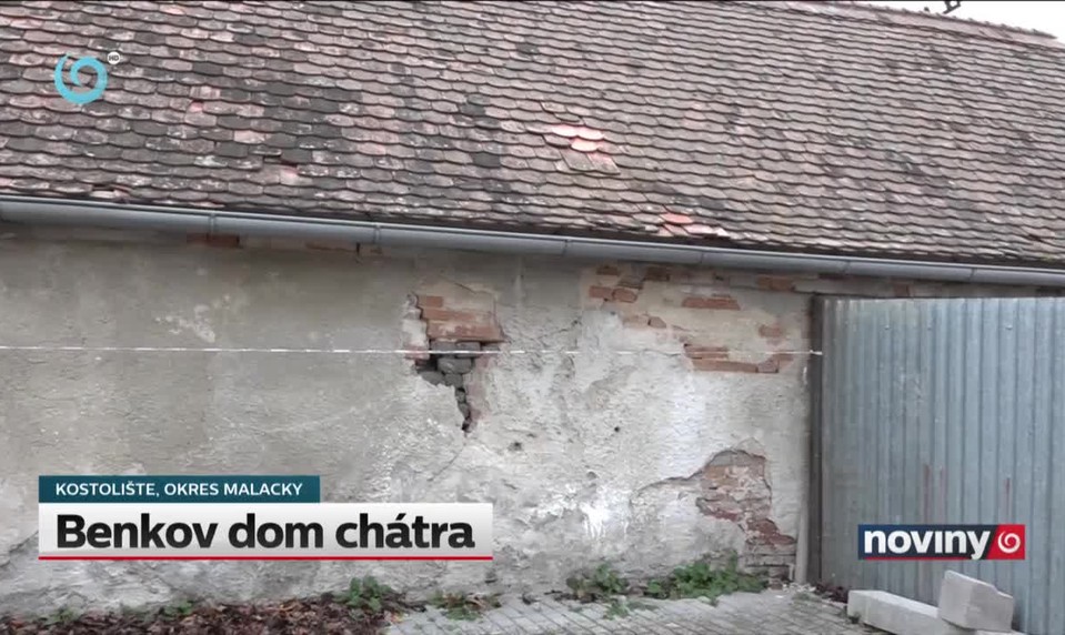Benkov dom chátra