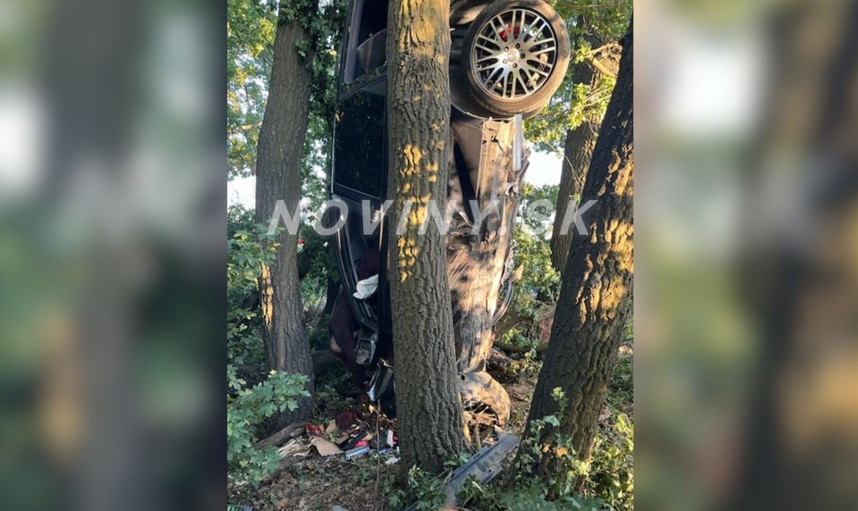 Muž (†30) zomrel pri tragickej nehode. Auto skončilo po náraze zapichnuté v zemi