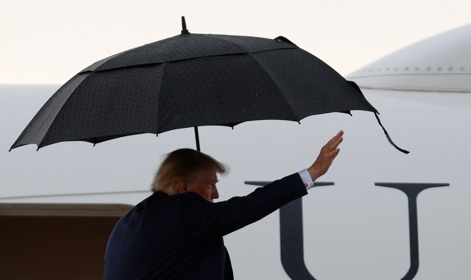 Podozrievajú ho, že nosí parochňu: Trump prekvapil internet novou farbou vlasov