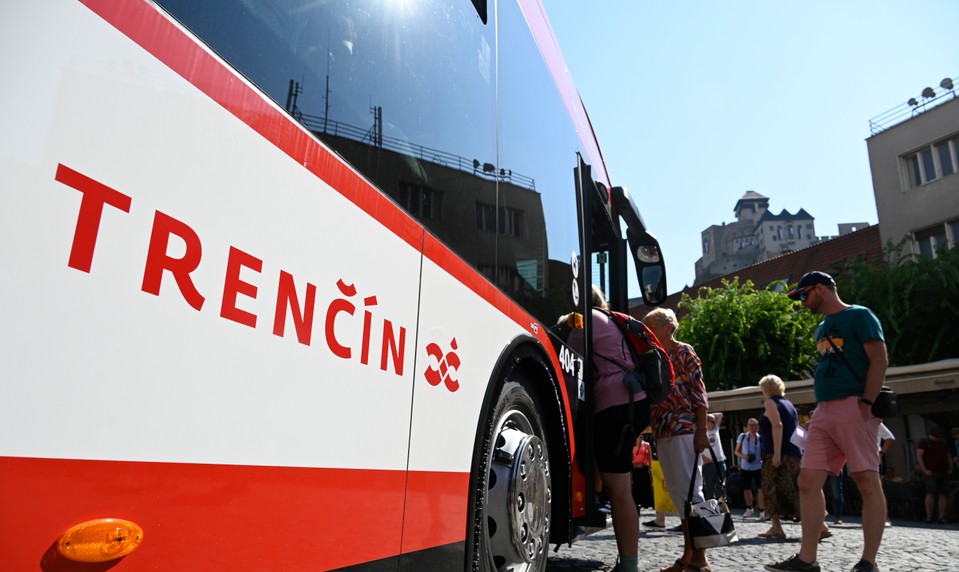 Samosprávne kraje sú ochotné znížiť cestovné v prímestskej autobusovej doprave