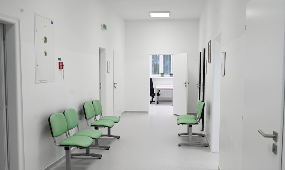 Bombu v nemocnici mali hľadať aj zamestnanci. Čo na to bezpečnostný analytik?