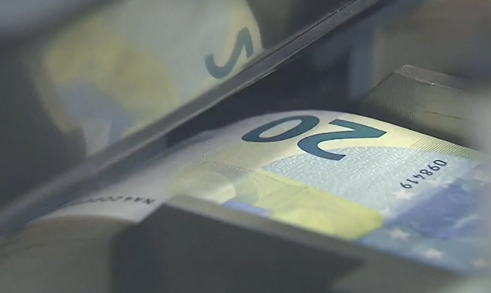 Miliardy z Európy končia v USA, riešením má byť digitálne euro