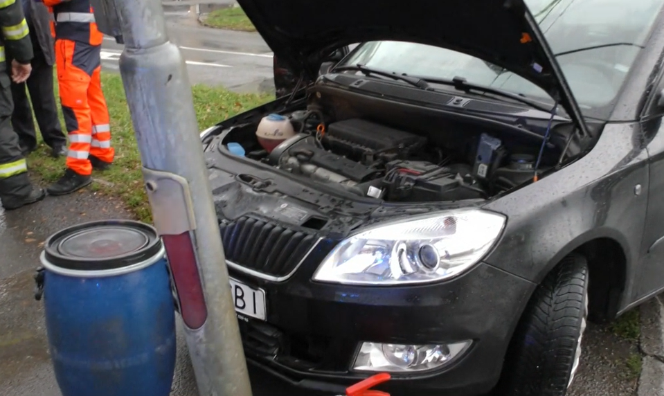 Vodič auta pravdepodobne nedal prednosť v jazde. Narazil do autobusu a odhodilo ho do semaforu