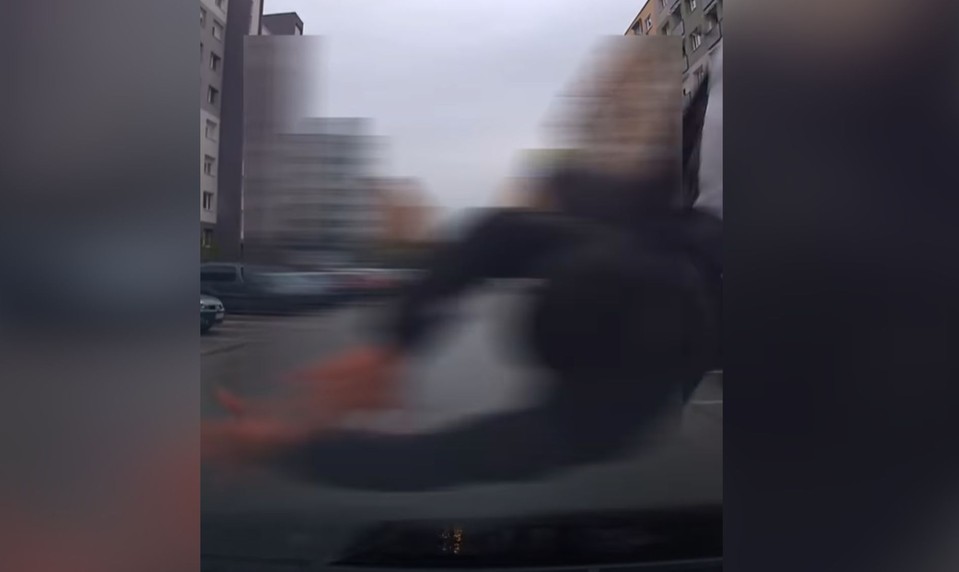 VIDEO: Kamera zachytila hrôzostrašný incident. Chlapec (11) vbehol priamo pred auto