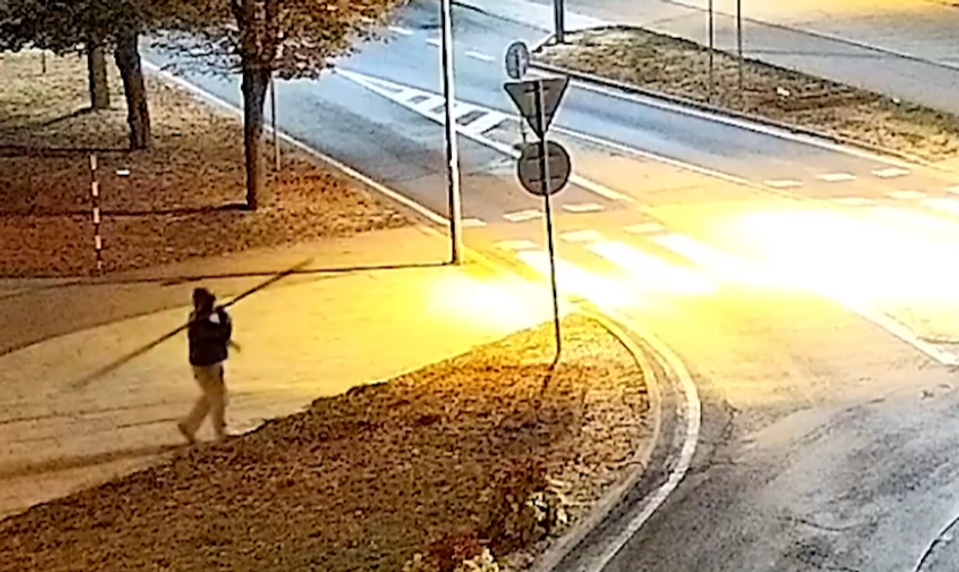 V centre Vranova nad Topľou vyčíňal muž s obrovskou tyčou